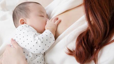 La leche materna tiene muchos nutrientes y evita muchas enfermedades en los bebés.