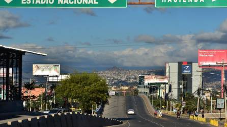 Avenida Centroamérica en Tegucigalpa, vista casi vacía debido a las medidas de precaución tomadas contra la propagación del nuevo coronavirus, el 16 de marzo de 2020.