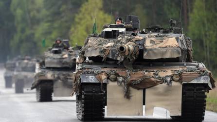 El Leopard 2, el tanque pesado que Alemania decidió el miércoles entregar a Ucrania tras semanas de vacilaciones, es un arma de renombre mundial susceptible de tener un impacto “significativo” en el campo de batalla contra Rusia junto a los tanques de asalto Abrams M1 de Estados Unidos.