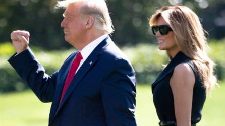 La primera dama de EEUU, Melania Trump, reapareció en público este jueves tras recuperarse del coronavirus para acompañar a su esposo, el presidente Donald Trump, en su viaje a Nasville, Tennesse, donde se enfrentará con su rival demócrata, Joe Biden, en el último debate electoral.