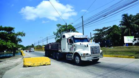 Los tres puentes que comunican a Puerto Cortés requieren reconstrucción de los pilotes que están dañados; el puente del barrio El Porvenir será nuevamente construido. Fotos: Héctor Edú.