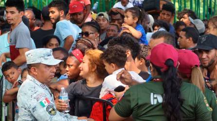 <b><span class=mln_uppercase_mln>Desesperación.</span></b> Grupo de migrantes hacen fila para tramitar papeles migratorios el 5 de mayo de 2023, en Tapachula.