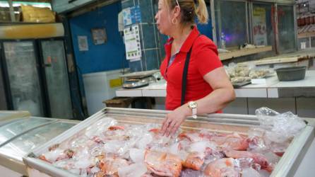 Los mariscos son la comida de temporada a partir del mes de marzo por el verano, hay poco movimiento en mercados. Fotos: José Cantarero.
