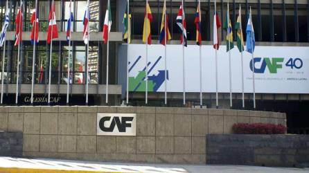 Ahora, en el actual Gobierno de Xiomara Castro, se pretende que Honduras forme parte de la CAF, sin embargo, pese a que ya se aprobó en una sesión legislativa, aún se mantiene entrapada la ratificación de un acta que confirmaría la adhesión a dicho organismo de financiamiento.