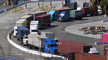 Camioneros esperan en el Puerto de Los Ángeles para retirar la mercancía y suplir las grandes tiendas de servicio de EEUU.