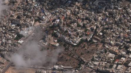 Una fotografía proporcionada por Maxar Technologies muestra una vista satelital del hospital Al Ahli después de la explosión que ocurrió un día antes, en Gaza, el 18 de octubre de 2023.