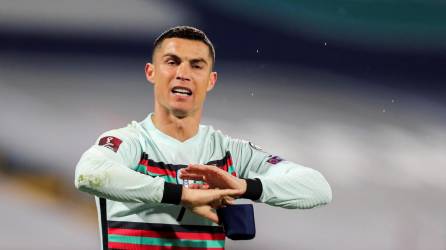 Cristiano Ronaldo se encuentra sin equipo y solo ha recibido una oferta del fútbol árabe.