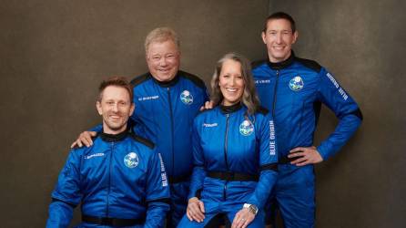 Glen de Vries, Audrey Powers, el actor William Shatner y Chris Boshuizen volarán hoy al espacio en la segunda misión espacial de Blue Origin.