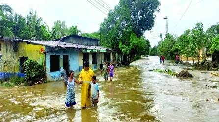 Bomberos sacaron a familias de Cuyamelito, Omoa, por la crecida del río.