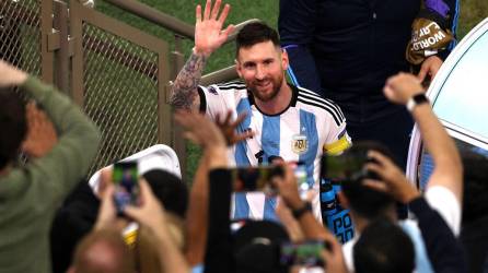 Lionel Messi saludando a aficionados argentinos tras el final del partido contra Croacia en el Mundial de Qatar 2022.
