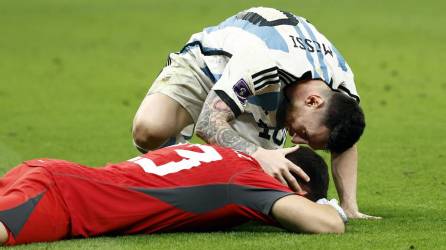 Lionel Messi celebra con Emiliano ‘Dibu’ Martínez tras ganar a Países Bajos en la tanda de penales del Mundial de Qatar 2022.