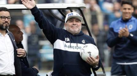Diego Maradona es el nuevo entrenador del argentino Gimnasia y Esgrima de La Plata y tendrá el difícil reto de sacar al equipo de la zona del descenso y dejarlo en la Superliga de primera división. Foto AFP.