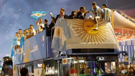 La celebración del título mundial de Argentina se extendió hasta las calles de Doha, las cuales recorrió la selección albiceleste arriba de un autobús para la caravana del campeón de la Copa del Mundo de Qatar 2022.