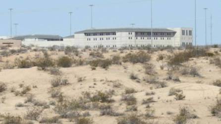<b>Esta prisión en el desierto de Mojave es donde Tony Hernández, condenado a cadena perpetua por narcotráfico, se enfrenta al inexorable paso del tiempo en un entorno de máxima seguridad, donde las reglas militares gobiernan cada aspecto de la vida diaria.</b>