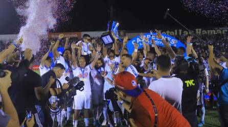 Las imágenes de la celebración del Olimpia tras quedar campeón del Torneo Apertura 2022 después de vencer al Motagua en el estadio Ceibeño, logrando su Copa 35 en la historia de Liga Nacional. Pedro Troglio sigue agrandando su leyenda con los albos.
