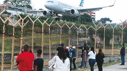 Despedida. Familiares de pasajeros y capitalinos acudieron a la plaza con visión a la pista de aterrizaje para apreciar el último arribo internacional al Toncontín.