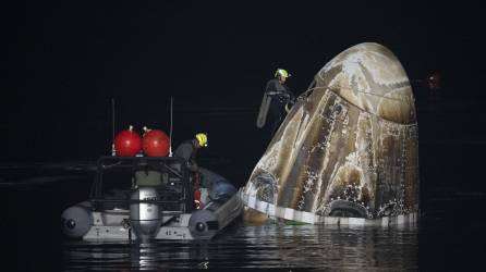 Un equipo de apoyo recupera la cápsula del Dragon Crew de SpaceX en la que regresaron los astronautas.