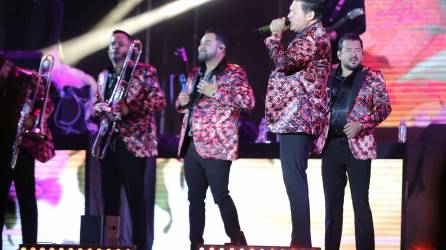 Cerca de dos horas de incansable lluvia no fueron impedimento para que miles de hondureños se aglomeraran en el Estadio Chochi Sosa de la capital en el regreso de la Banda MS, que en esta tercera ocasión hizo parada en medio de su “20 años tour”.Fotos: David Romero. Texto: Melissa López.