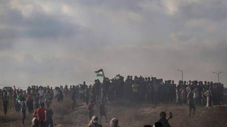 Israel ataca en Gaza tras una violenta jornada de protestas fronterizas.