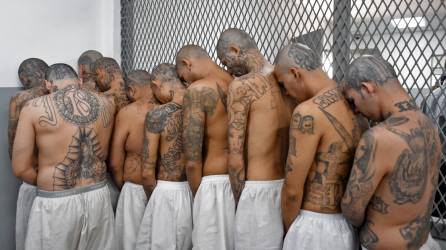 Más de 60,000 supuestos pandilleros han sido detenidos bajo el régimen de excepción en El Salvador.