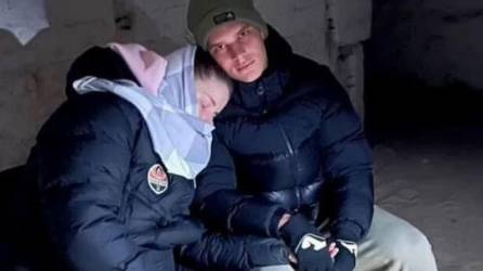 Desgarrador. Un destacado futbolista ucraniano pasa sus días escondido bajo tierra para intentar salvar la vida de él y la de su pareja sentimental tras la invasión de Rusia a Ucrania. Fotos Instagram.