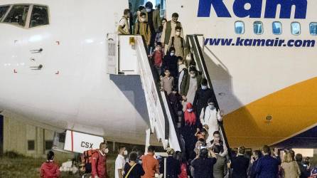Los pasajeros a bordo del primer vuelo comercial que sale de Kabul son en gran parte ciudadanos afganos, pero “algunos de ellos tienen otras nacionalidades”.