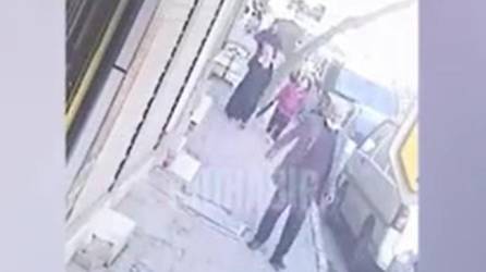 Video impactante: Hombre mata a su madrastra en vía pública