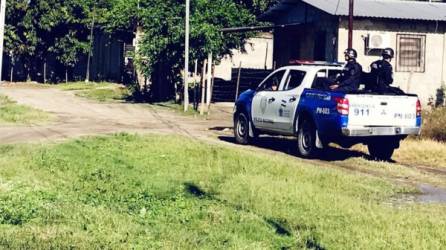 Los agentes policiales en las labores de saturación en tres colonias sampedranas tras busca de asesinos contra conductor del Impala.