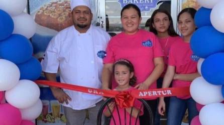 Johana Linarez, su esposo Joel Ayala y sus hijas en la inauguración de 'Johanas Bakery'.
