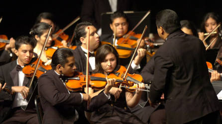 Jóvenes de la orquesta de cámara de San Pedro Sula bajo la dirección de Ernesto Gamaliel Rodríguez.