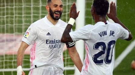 Karim Benzema celebrando su gol ante Eibar con Vinicius Jr. quien le dio la asistencia. Foto AFP