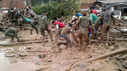 El presidente de Colombia, Juan Manuel Santos, afirmó hoy que se elevó a 154 la cifra de muertos por la avalancha de tres ríos que destruyeron varios barrios de la ciudad de Mocoa, capital del departamento de Putumayo en el sur del país.