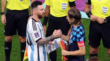 Lionel Messi saludando a Luka Modric antes del pitazo inicial del Argentina vs Croacia.