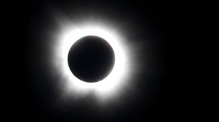 La localidad de Eagle Pass (EEUU), en la frontera con México, recibió este lunes la ansiada oscuridad total durante un lapso de casi cinco minutos gracias a la llegada de eclipse solar que comenzó así su recorrido por 15 estados del país.