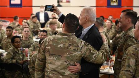 Biden se reunió con los militares estadounidenses que envió hace dos meses a una base muy cerca de la frontera con Ucrania.