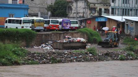 Los ríos en la capital hondureña comienza a llenarse por las lluvias.