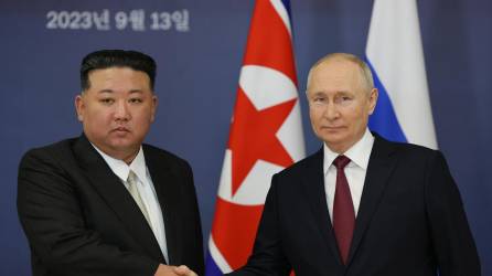 El presidente norcoreano, Kim Jong Un, aseguró este miércoles al presidente ruso, Vladimir Putin que Rusia logrará una “gran victoria” contra sus enemigos, durante una visita excepcional a ese país.