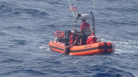La Guardia Costera de EEUU rescata a un migrante cubano tras un naufragio en aguas del mar de Florida.