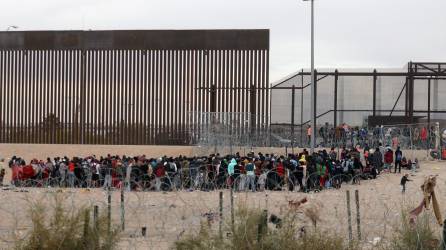 Una nueva oleada de migrantes llega a la frontera sur de EEUU mientras Trump promete deportaciones masivas si regresa a la presidencia.