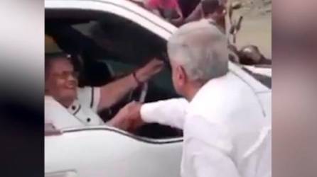 López Obrador fue criticado por su saludo a la mamá de El Chapo Guzmán durante su visita a Sinaloa.