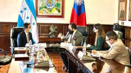 El embajador de Taiwán en Honduras, Diego Wen, junto al presidente del Congreso Nacional, Luis Redondo, y la diputada, Xiomara Zelaya.