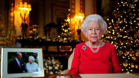 La reina Isabel II brindó su discurso navideño desde su residencia en el castillo de Windsor, donde un hombre logró burlar la seguridad e ingresó armado a los jardines.