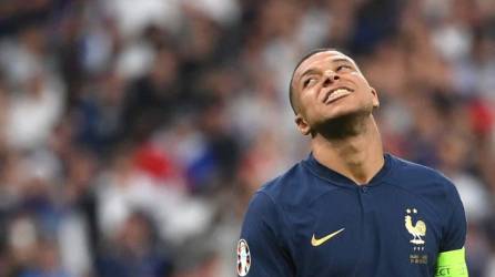 Kylian Mbappé lamentando una falla en un partido con la selección de Francia.
