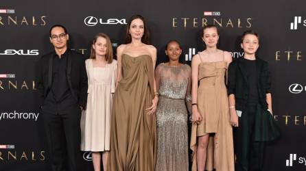 Angelina Jolie con sus hijos en la premier de “Eternals”.