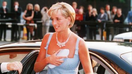 La princesa Diana se puso el collar de diamantes y perlas para asistir a la gala de presentación de ‘El lago de los cisnes’ en el Royal Albert Hall de Londres en junio de 1997.