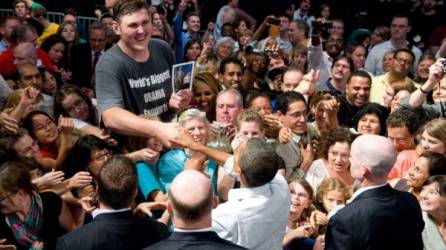 Igor Vovkovinskiy alcanzó la fama tras asistir a un rally de Obama y Biden donde sobresalió en la multitud por su estatura.//AFP.