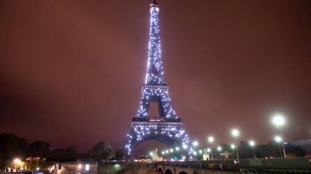 París busca ahorrar energía apagando sus principales monumentos por las noches.