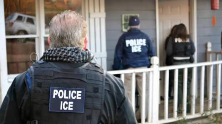 ICE ha estado recopilando datos de los celulares de migrantes, según organizaciones estadounidenses.