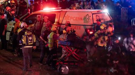 Personal de rescate traslada a personas heridas donde se desplomó un templete durante un acto político de Movimiento Ciudadano (MC), en Monterrey (México).