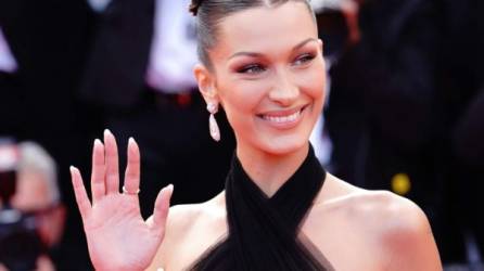 Así de hermosa y elegante lució Bella Hadid en la alfombra roja del Festival de Cannes.